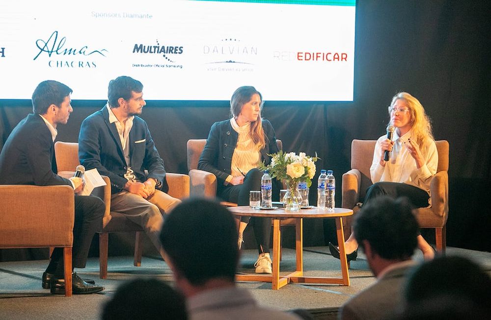 El periodista Juan Manuel Torrez moderó el panel de Nuevas tendencias compuesto por Germán Monteverdi, CEO de Monteverdi Construcciones; Romina de Juana, gerente de división de productos arquitectónicos Hunter Douglas Architectural, y Barbara Campanella de la empresa Multiaires. Foto Los Andes