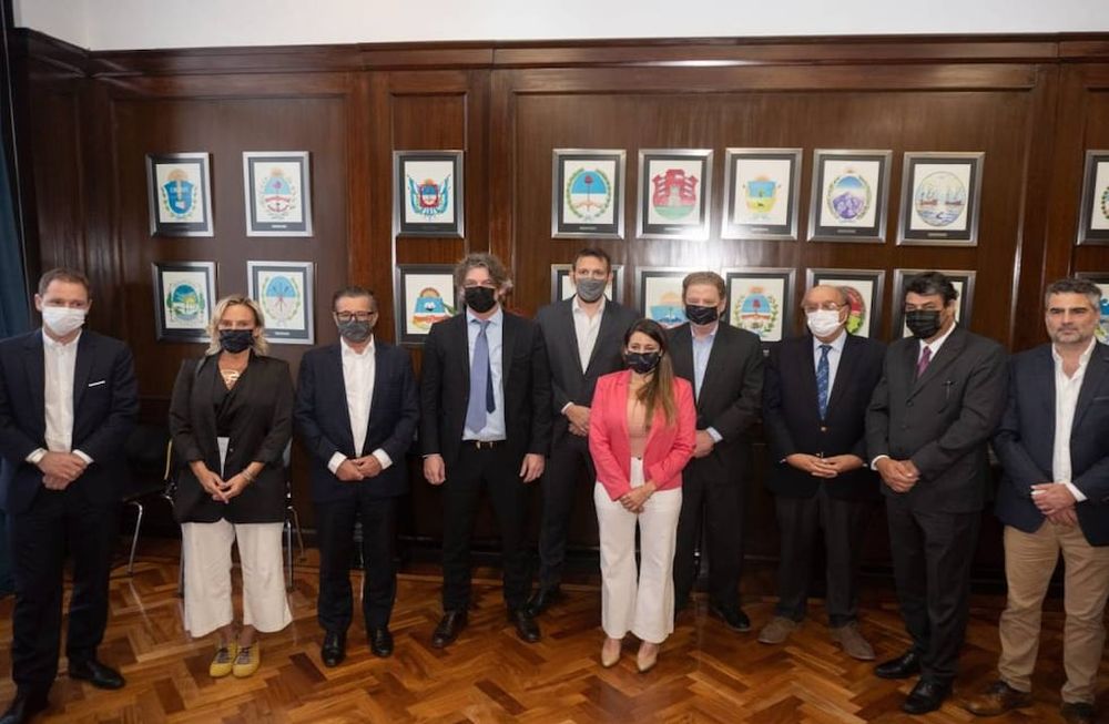 Representantes de bancos públicos y privados junto a funcionarios en el ministerio de Desarrollo Productivo.