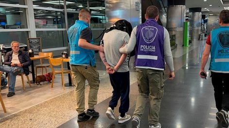 Tras ser detenidos por la Policía de la Ciudad el pasado 8 de octubre en Monserrat, por circular a bordo de un automóvil robado, los dos hombres de nacionalidad chilena fueron deportados esta mañana. FOTO: POLICIA DE LA CIUDAD/NA