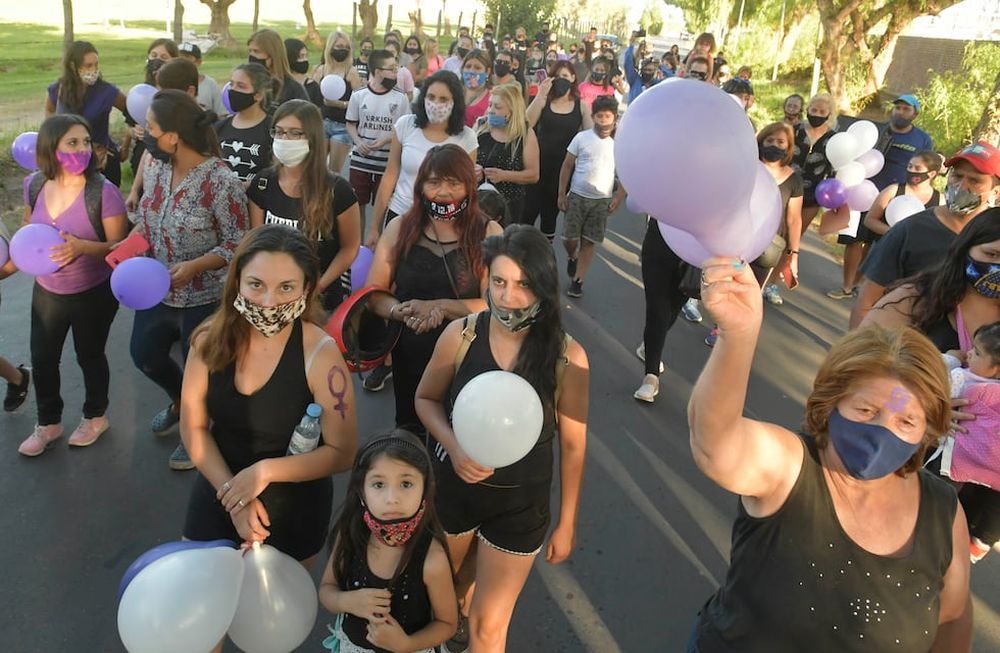 Agrupaciones y allegados a la víctima realizaron ayer una suelta de globos en la zona donde hallaron el cuerpo. Orlando Pelichotti / Los Andes