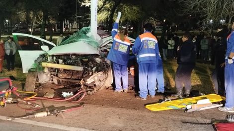 Los Andes | Las chapas del Peugeot 408 quedaron dobladas alrededor del pilar - Fuentes Policiales