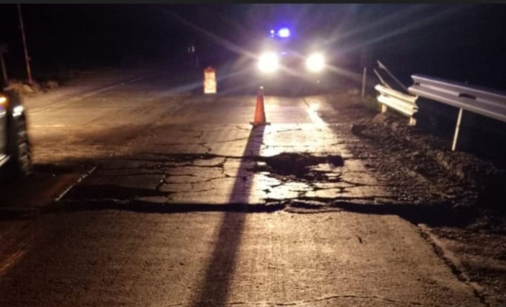 El pozo en el puente de Puquios que provocó una alerta en la ruta internacional, en medio de los feriados de carnaval. Foto: gentileza Osvaldo Valle&nbsp;