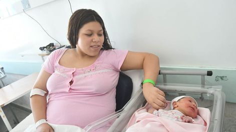 Los Andes | Primera bebé del año de Mendoza y se llama Narella, nació a las 1:37 hs con un peso de 3 kilos 380  su nacimiento fué en el hospital Paroissien de Maipú - Foto: José Gutierrez / Los Andes