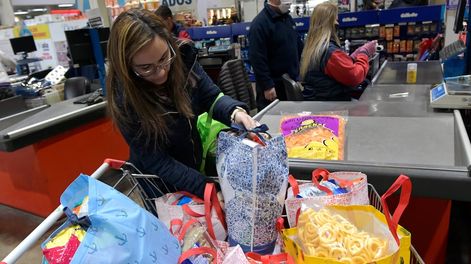 Los Andes | Las familias perciben un incremento superior al anunciado por los organismos oficiales en el precio de alimentos y bebidas. Foto: Orlando Pelichotti / Los Andes