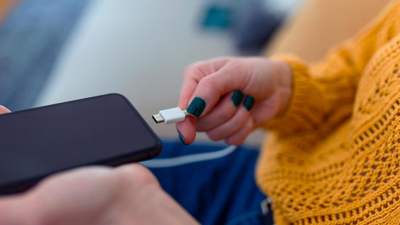 asi vas a seguir rompiendo tu celular: el orden correcto para cargarlo sin destrozar la bateria