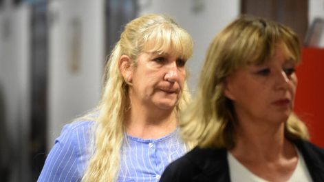 Los Andes | Salen de la sala de audiencias de tribunales Elizabeth Ventura y Mónica Castro, viuda del médico asesinado y la amiga vidente.  Archivo / Los Andes