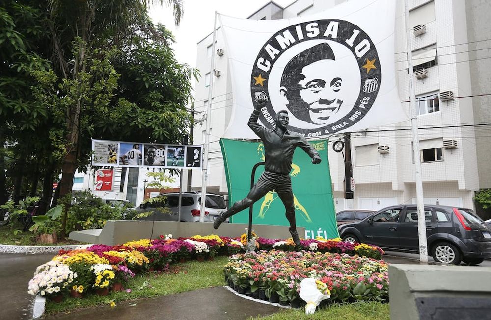 Fotografía de la estatua de Pelé hoy, en la ciudad de Santos (Brasil). / Foto: EFE / Guilherme Dionizio