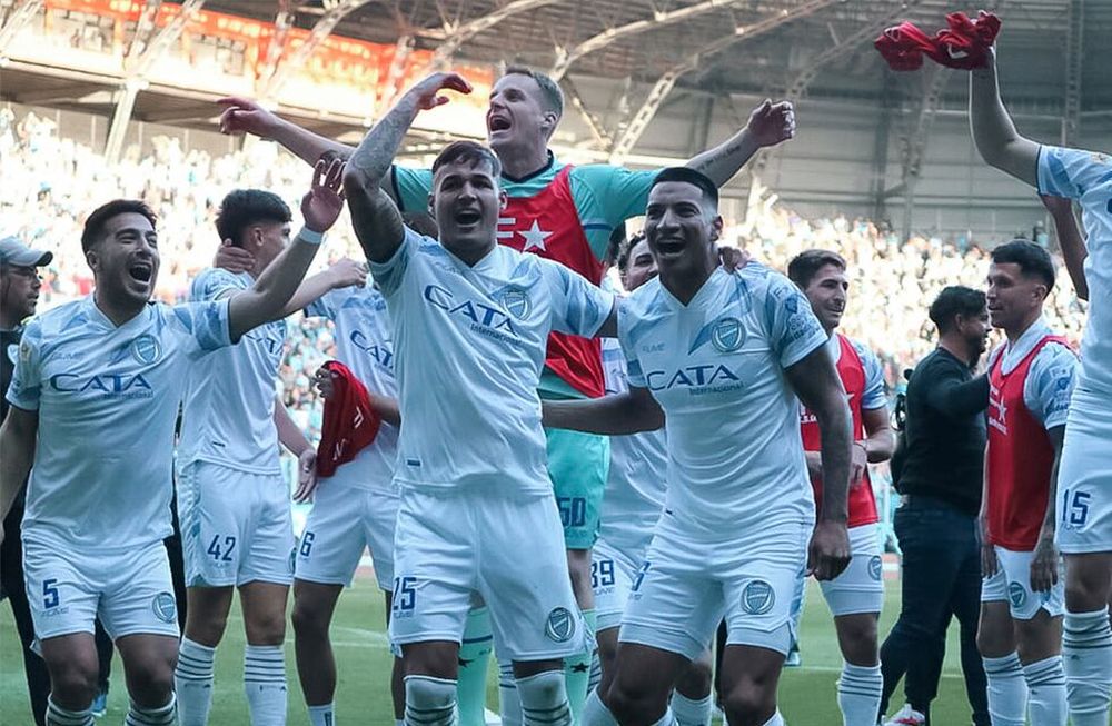 Alegría bodeguera. Acevedo, Breitenbruch, Ruso Rodríguez, Brunet y Pintado cantan y saltan en el campo de juego de La Pedrera, donde el Expreso volvió a hacer historia. Prensa Club Godoy Cruz.