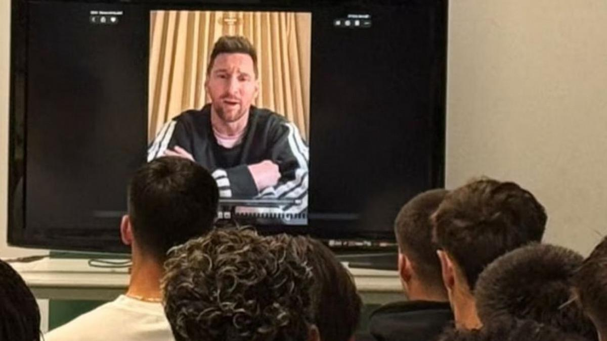 Lionel Messi se presentó ante el plantel del club español que compró