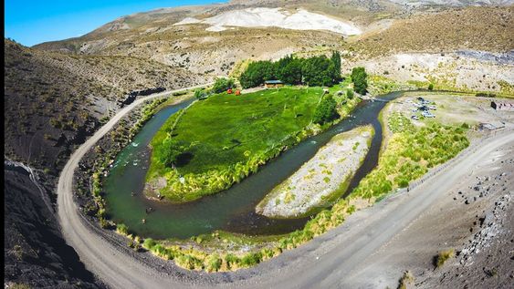 Malargüe, un viaje por la ruta 40 entre huellas de dinosaurios, árboles petrificados y afloramientos de petróleo.Poti Malal, un parador turístico