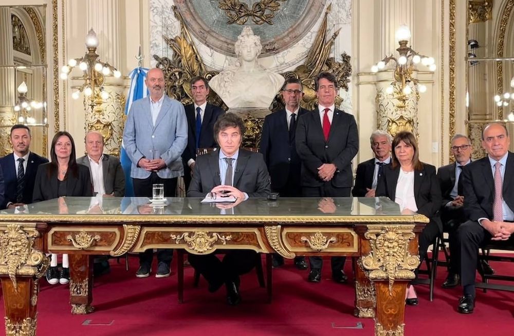 Acompañado por su Gabinete, Javier Milei anunció por cadena nacional el DNU desregulador de la economía