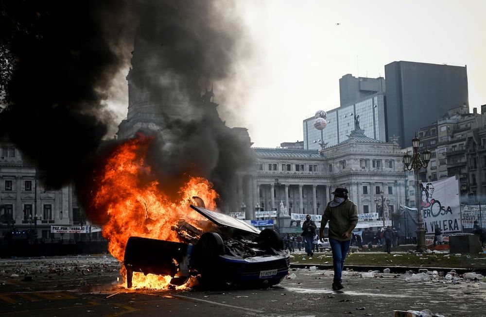 zzzznacp2NOTICIAS ARGENTINAS BAIRES, Un auto arde durante una protesta cerca del Congreso Nacional, el día en que los senadores debaten el proyecto de reforma económica del presidente argentino Javier Milei, conocido como Ley Bases. Foto NA: REUTERS/Mariana Nedelcu