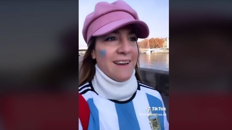 Enriqueta Rivas recibió agresiones en Paris por vestir la camiseta de Argentina. Foto: TikTok/@enriquetarivas.ok