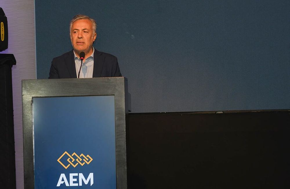 XVII fiesta de premiación empresarial de AEM, Asociación Ejecutivos de MendozaAlfredo Cornejo Gobernador electo de Mendoza hablando antes de empezar la cena Foto: José Gutierrez / Los Andes