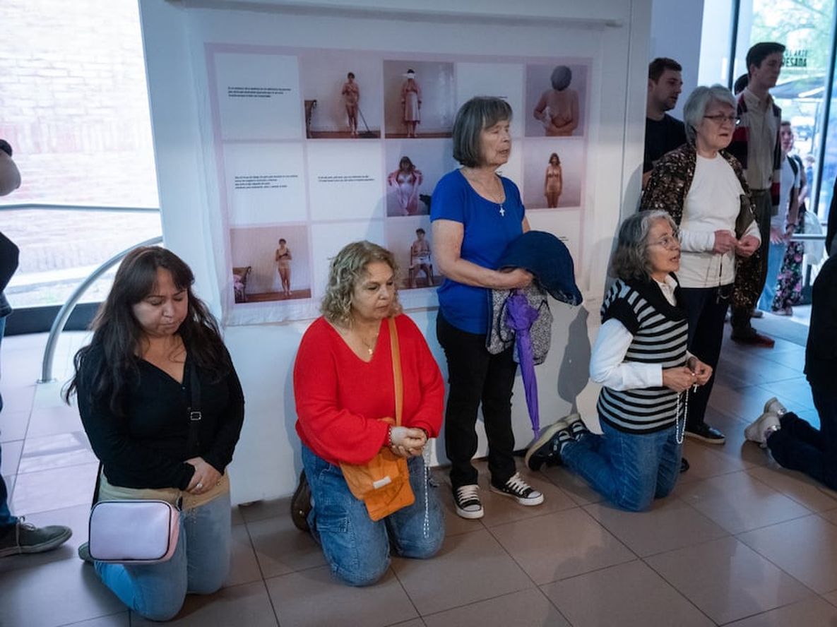 Un grupo de unas 60 personas ingresó al rectorado de la UNCuyo para protestar por la muestra de obras de arte 8M - Manifiestas Visuales que habían sido cuestionadas por la iglesia, luego de rezar comenzaron a romper las obras que estaban expuestas en conmemoración del día de la mujer.  Foto: Ignacio Blanco / Los Andes