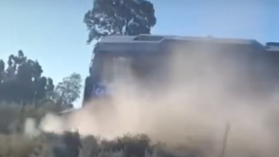 escalofriante video: un tren embistio a un auto en las catitas y un nene filmo todo