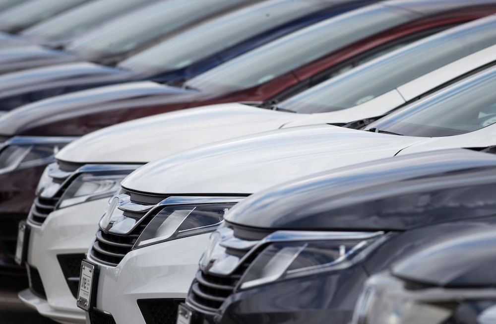 En esta imagen de archivo, una fila de minivans Odyssey 2020 a la venta en un concesionario de Honda en Highlands Ranch, Colorado, el 5 de abril de 2020. (AP Foto/David Zalubowski, archivo)