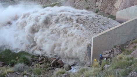 Abrieron las compuertas del Dique Potrerillos por tareas de limpieza. / Foto: Gobierno de Mendoza