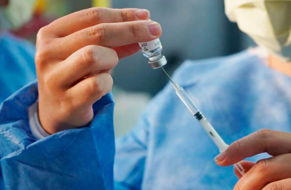 La vacuna AstraZeneca utiliza un adenovirus modificado como vehículo para transportar el antígeno al cuerpo humano sin causar enfermedad