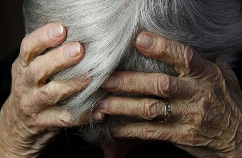 Maltrato a adultos mayores: abuso económico, psicológico y abandono son perpetrados por los propios familiares.