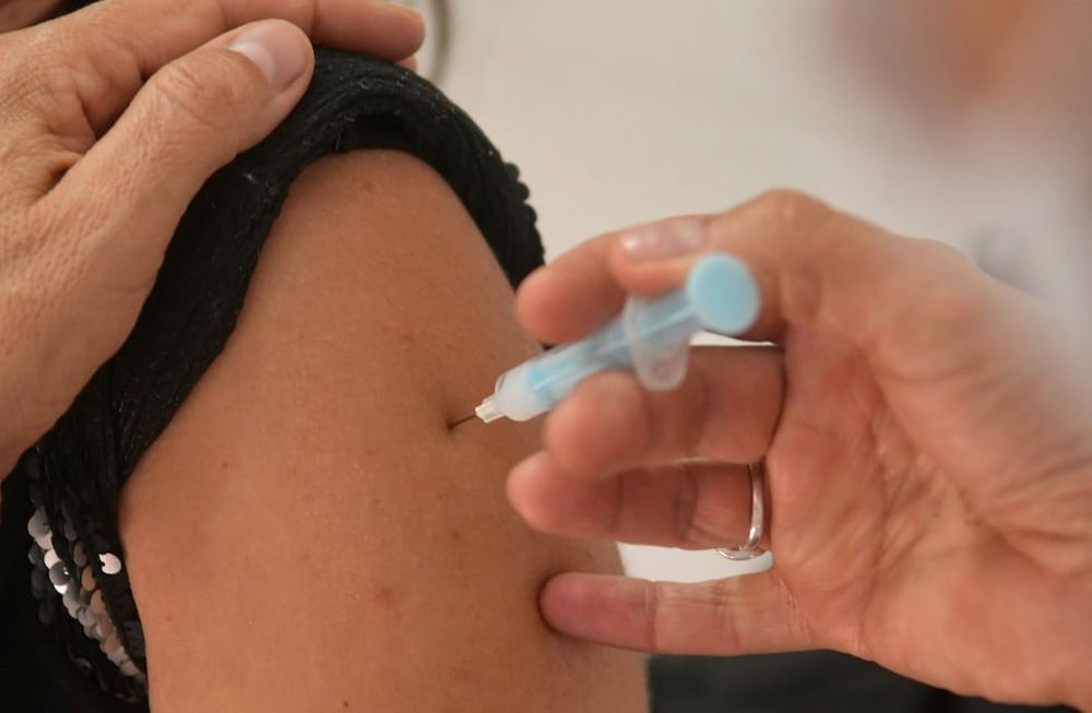 El escándalo del Vacunagate involucra a funcionarios, empresarios y periodistas; todos vacunados por fuera del esquema formal. Entre tantas críticas y bronca, también hubo lugar para el humor y la ironía. Foto: Imagen ilustrativa Orlando Pelichotti / Los Andes.