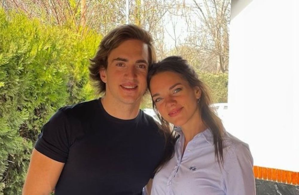 Nicolas junto Giuliana Lucoski, su hermana y Reina de la Vendimia en 2016.  / Twitter