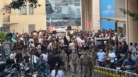 Los Andes | Beirut (Lebanon), 17/09/2024.- Lebanese soldiers and Hezbollah members gather outside a hospital where injured people were being transported, following an incident involving Hezbollah membersÄô wireless devices in Dahieh, Beirut, south Lebanon, 17 Septem