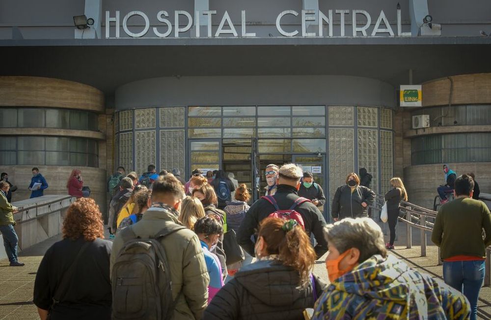 El hombre se desvaneció en la puerta del Central tras ser atendido por una trombosis. Su familia dice que no fue asistido de inmediato, y desde el hsopital prefirieron no referirse al hecho. Además, hay dudas sobre si tenía Covd-19 o no. Foto: Orlando Pelichotti  /  Los Andes