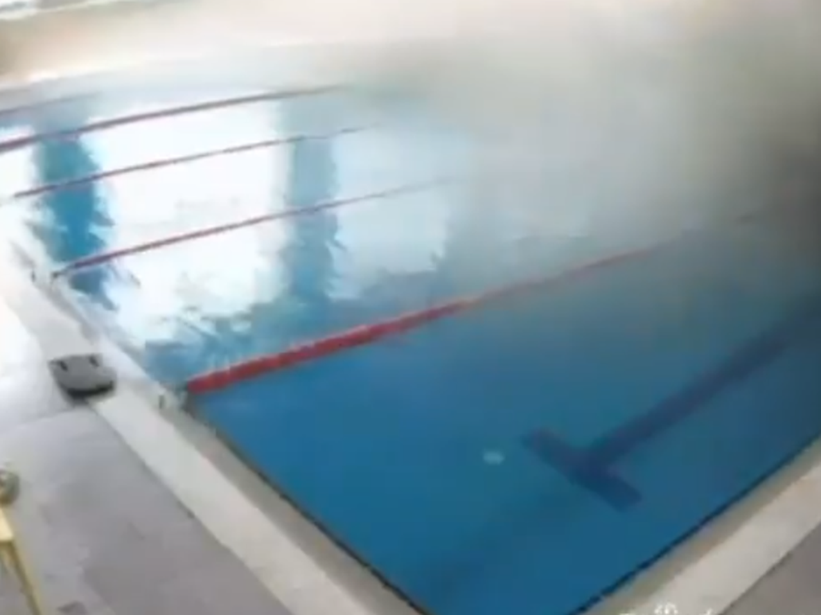 Video: un misil ruso impactó sobre una piscina en Ucrania con varias personas dentro del agua