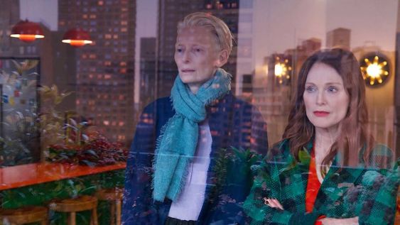 Tilda Swinton y Julianne Moore, en un pasaje de La habitación de al lado. (X @la_Biennale)