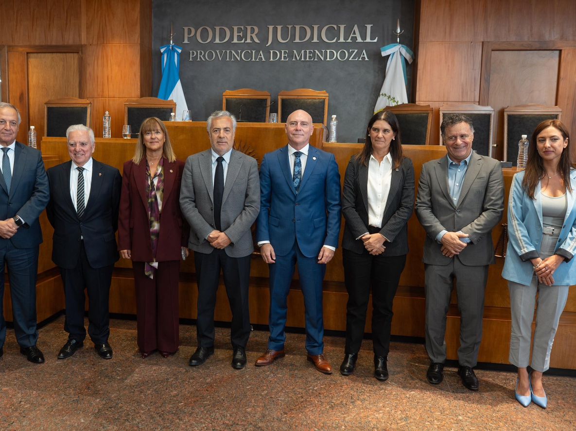 El presidente de la Corte junto al gobernador, los ministros que asistieron al acto; el procurador de la Corte Alejandro Gullé y la ministra de la Defensa, Cecilia Saint-André. Foto: Gobierno de Mendoza.