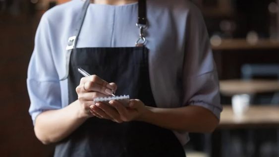 Una denuncia de una camarera despedida se hace viral tras ser despedida por pedir una baja médica. Generó indignación en redes sociales y abrió debate sobre abusos laborales.