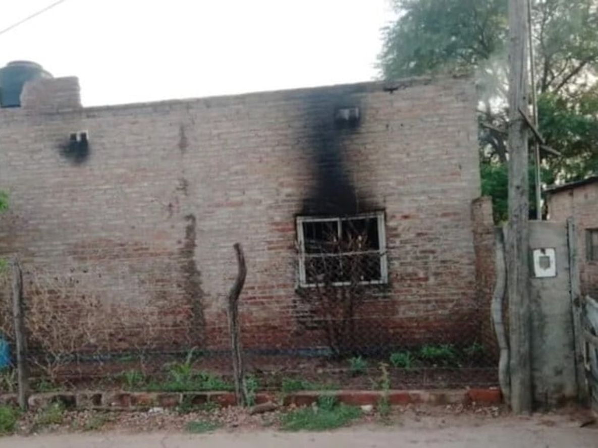 Un jubilado roció con combustible a sus vecinos y luego les prendió fuego la vivienda durante la noche del viernes. - Gentileza / Diario Norte