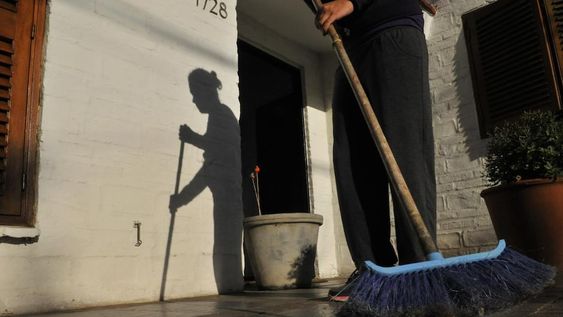 Habrá aumentos para los empleados domésticos en abril, mayo y junio. - Los Andes
