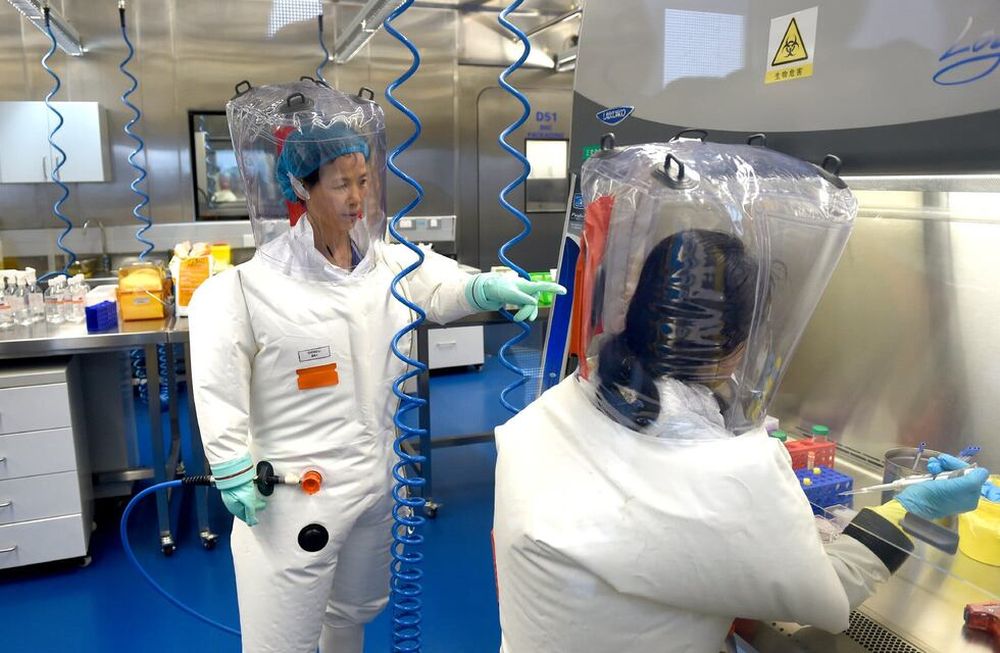 La viróloga china Shi Zhengli en el laboratorio P4 de Wuhan en una foto de 2017. / Foto: AP