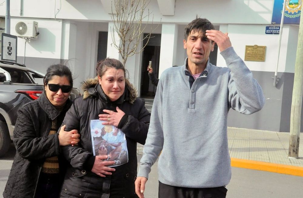 Mariela Flores (centro) y Martín Sperani (derecha) son los padres de Joaquín Sperani. (Gentileza Nexos del Sur)