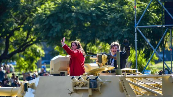 El presidente Javier Milei y la vicepresidente Victoria Villarruel en un tanque TAM2C durante el desfile patrio en el Día de la Independencia (2024). Archivo