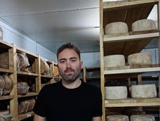 Leandro Celani, fundador de Capra Bianca y parte de&nbsp;La Quesería y referente de la elaboración de quesos artesanales con leche caprina en Mendoza.