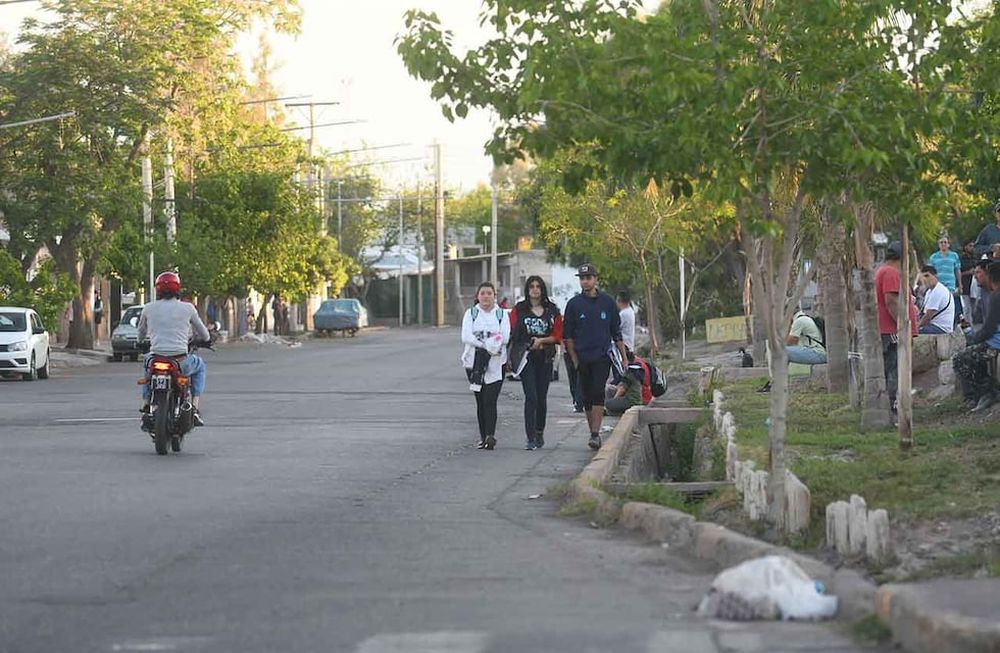 El feroz enfrentamiento de las últimas horas ocurrió sobre calle Padre Llorens, la principal del barrio capitalino. | Foto: José Gutiérrez / Los Andes