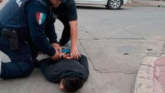 Vecinos detuvieron al menor cuando escucharon los gritos de las víctimas. También acudió un guardia de seguridad privado, quien fue contratado por los residentes ante los incesantes episodios de inseguridad. Foto: Policía de Córdoba.