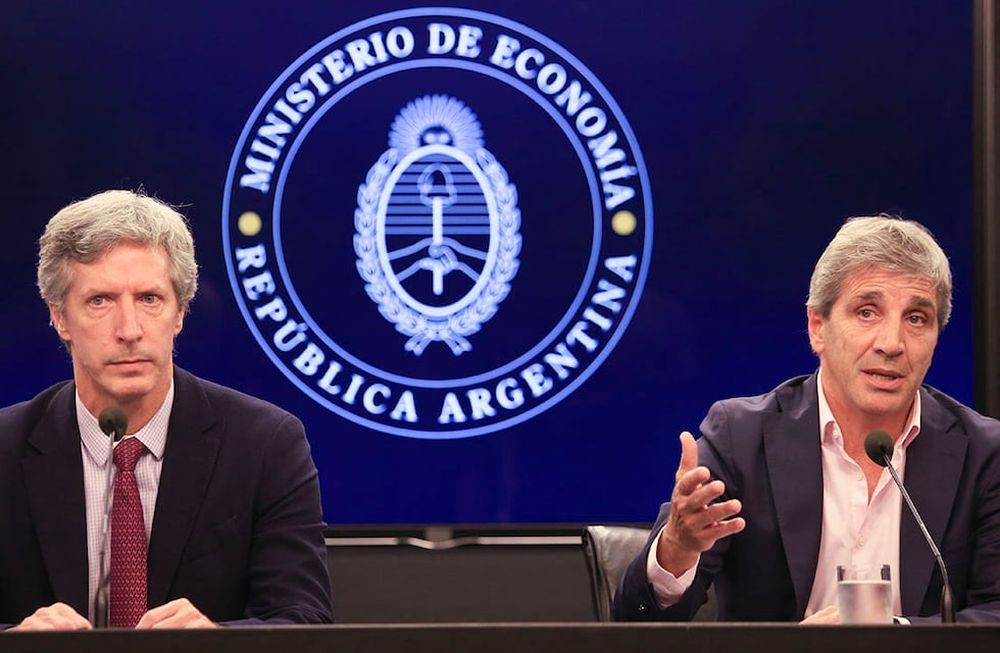 El ministro de Economía, Luis Caputo, y el presidente del Banco Central, Santiago Bausili, durante el anuncio del acuerdo con el FMI. Foto NA: MARIANO SÁNCHEZ