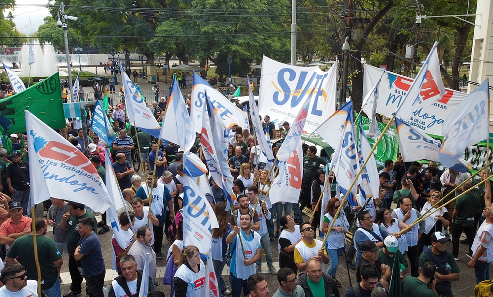 El SUTE manifestándose. Van a elecciones en octubre.