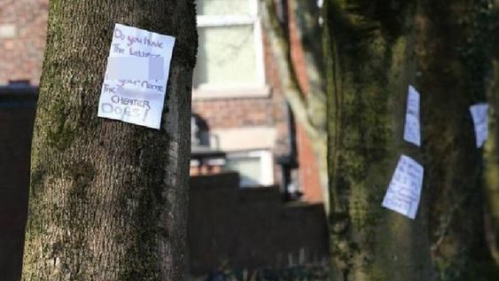 A una mujer le fueron infiel y ella llenó de carteles misteriosos la ciudad