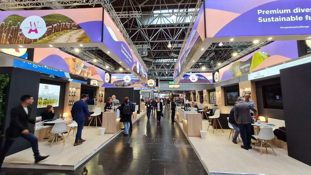 Mediante diversas estrategias el trabajo de WofA apunta a visibilizar el Vino Argentino. Mediante diversas estrategias el trabajo de WofA apunta a visibilizar el Vino Argentino.
