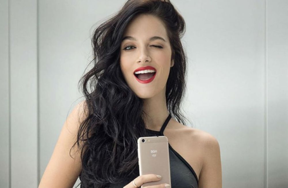 La foto de Oriana Sabatini que hizo delirar a todos porque sale con deshabillé de tul y body cavado de encaje