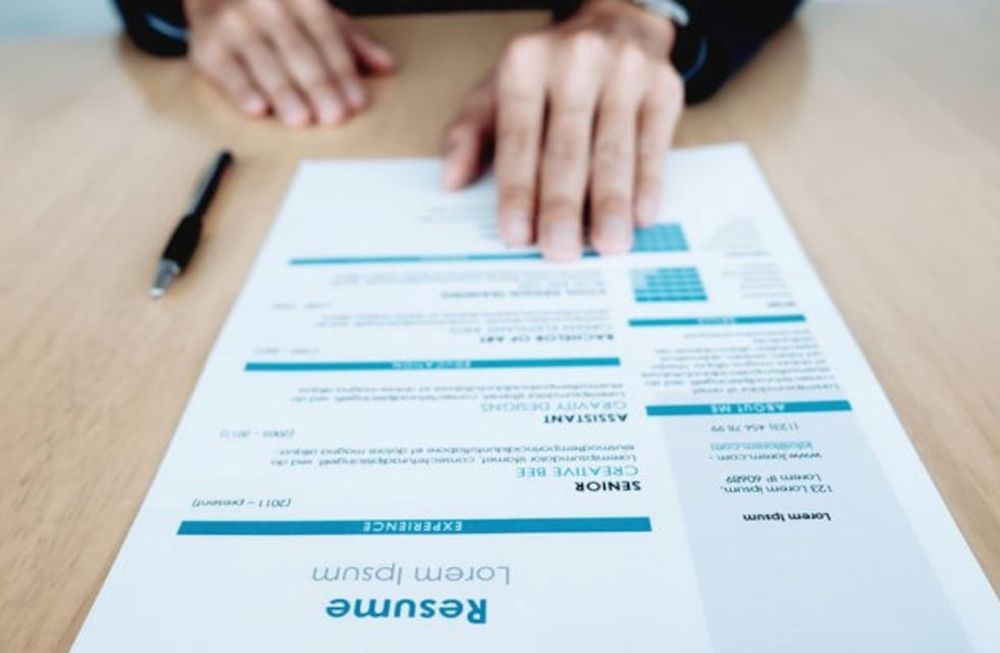 Armar un CV o una hoja de vida es el primer paso para iniciar la búsqueda laboral. El Portal de empleo te permite subir tus datos y descargar un documento con el CV armado.