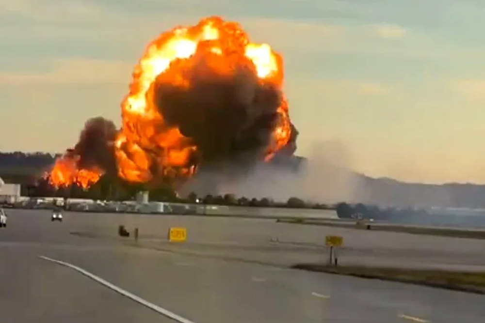 Captura de video tomada de rastreo de redes que muestra el momento de la explosión de un avión de la empresa UPS este martes, en el aeropuerto internacional de Muhammad Ali de Louisville, en Kentucky, Estados Unidos.