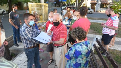 Los Andes | Vecinos preocupados por el accionar de los delincuentes se manifestaron ayer por la tarde en la Plaza de la Paz / José Gutiérrez