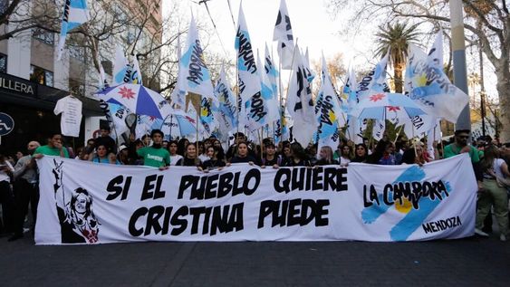 La Cámpora y otras organizaciones sociales realizaron una multitudinaria manifestación en Mendoza en apoyo a Cristina Kirchner. Foto: Mariana Villa / Los Andes