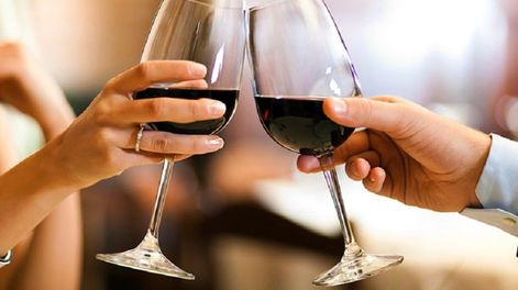 Vivimos en la tierra del vino y es lógico que el vino sea acompañante habitual en nuestras ingestas cotidianas. Y mire que hay vino a rolete. Si uno tuviera que probar todos los vinos que hay en Mendoza gastaría varios meses en el intento.